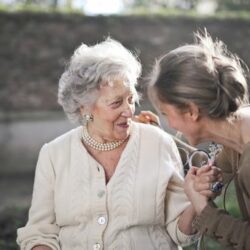 Unterhaltung zwischen einer älteren Dame und einer jungen Frau