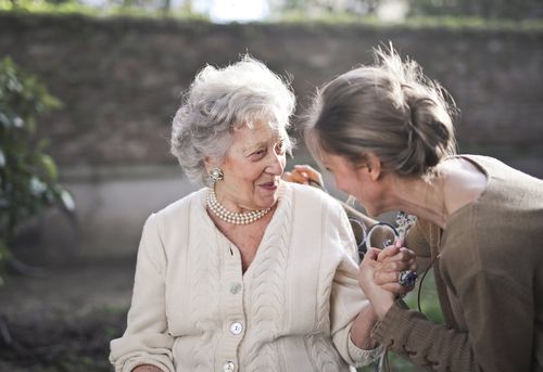 Unterhaltung zwischen einer älteren Dame und einer jungen Frau